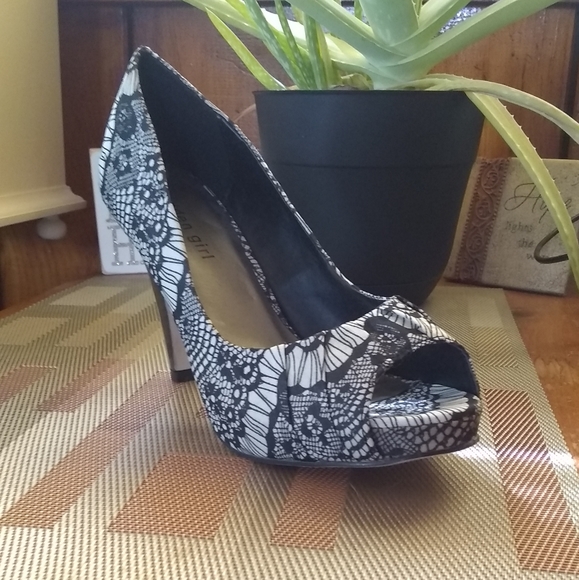 Madden Girl Black & White Kaboby Peep Toe Heels New Size 6.5 - Picture 10 of 14